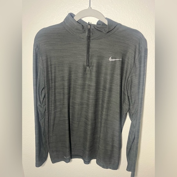 Nike Men’s Charcoal Gray Quarter-Zip Top - Picture 1 of 3